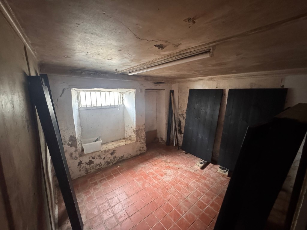 Lot: 166 - FREEHOLD COMMERCIAL BUILDING WITH PLANNING FOR RE-DEVELOPMENT - Ground floor front left